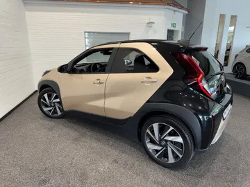 Car image 3
