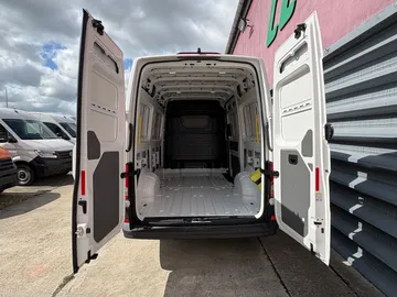 Car image 28