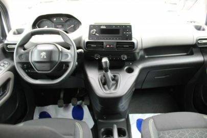 Car image 24