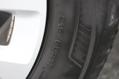 Car image 30