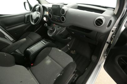 Car image 19