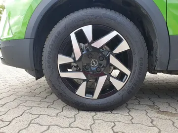Car image 25