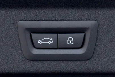 Car image 34