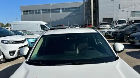 Car image 25