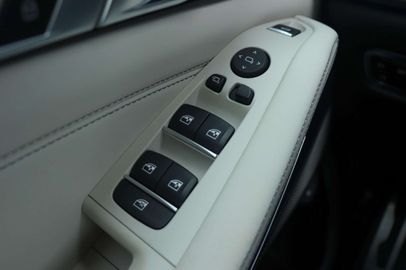 Car image 36