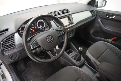 Car image 14