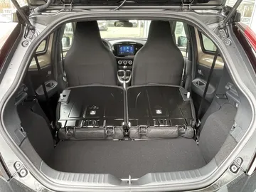 Car image 17