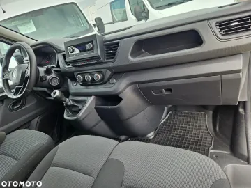 Car image 32