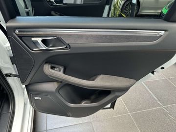 Car image 37