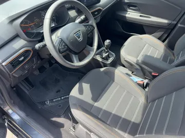 Car image 14