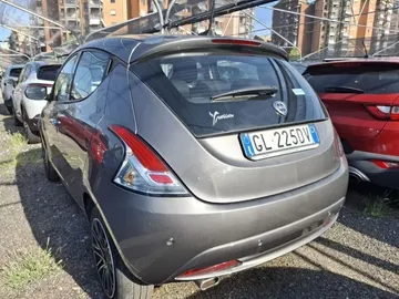 Car image 15