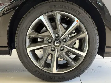 Car image 25