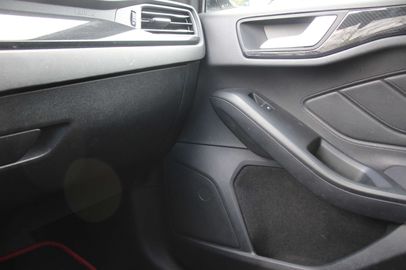 Car image 32