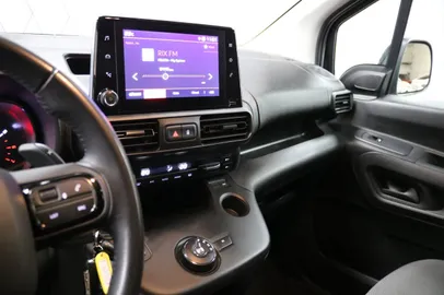 Car image 26