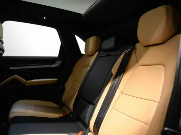 Car image 32