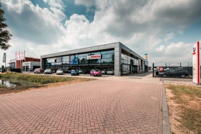 Car image 26