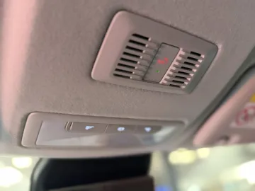 Car image 34