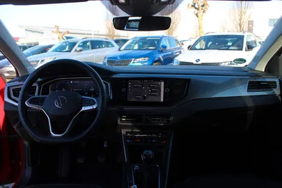 Car image 18