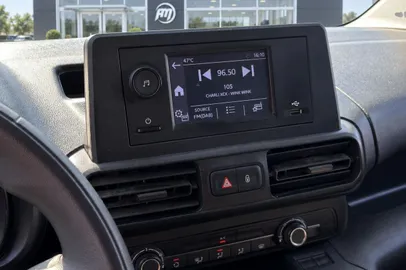 Car image 15