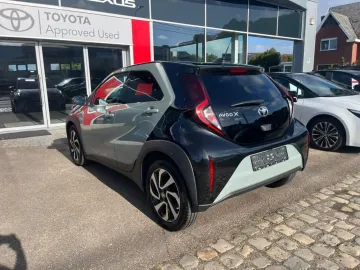 Car image 4