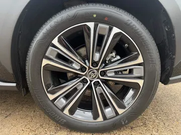 Car image 25