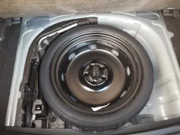 Car image 25