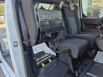 Car image 30