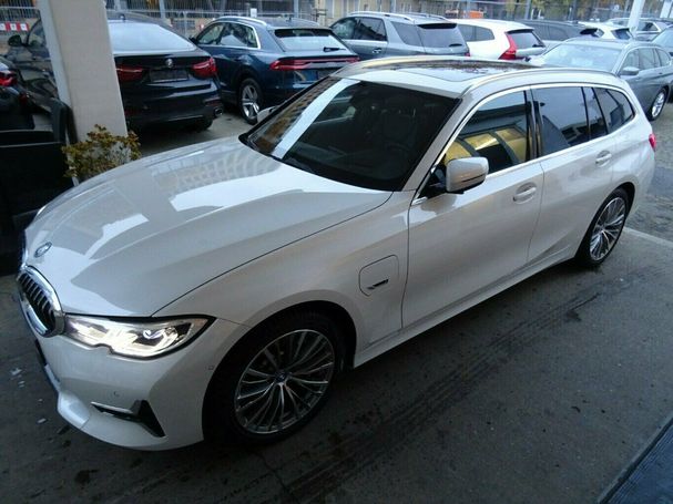 BMW 330 Touring e Luxury Line 215 kW image number 16