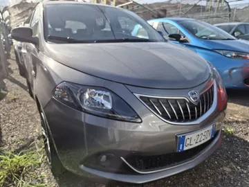 Car image 3