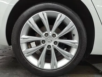 Car image 27