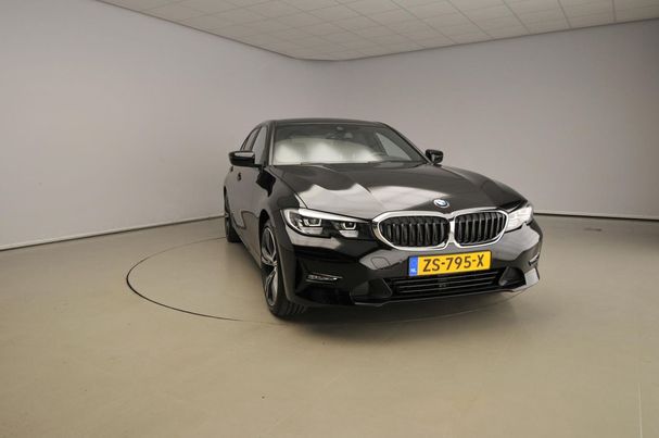 BMW 320i 135 kW image number 8