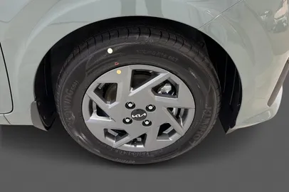 Car image 17