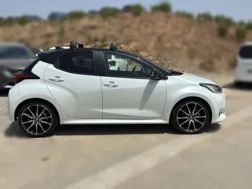 Car image 4
