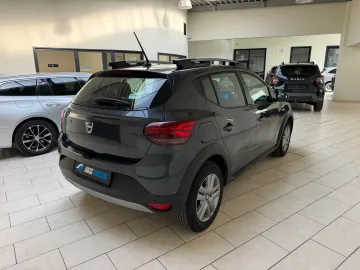 Car image 4