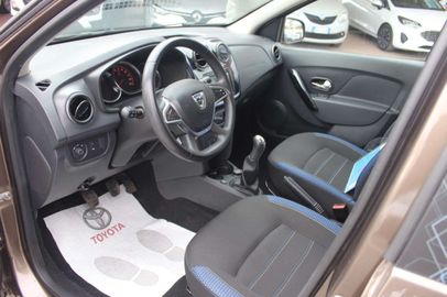 Car image 11