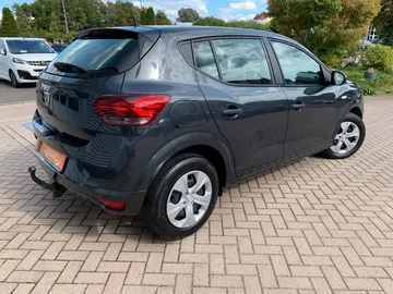 Car image 4