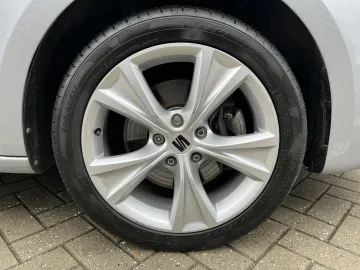 Car image 32