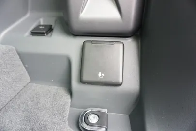 Car image 24