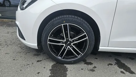 Car image 25