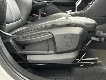 Car image 32