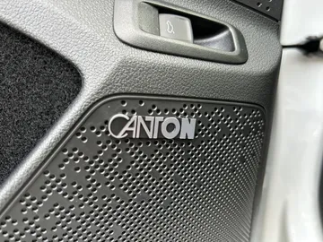 Car image 32