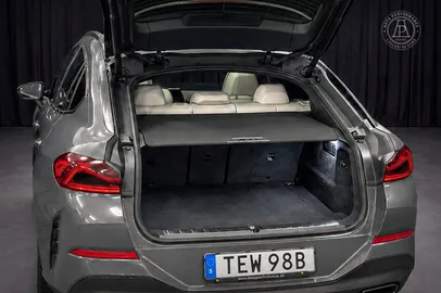 Car image 12
