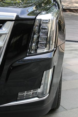 Cadillac Escalade 6.2 V8 AWD AT Platinum 313 kW image number 5