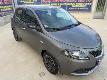 Car image 3