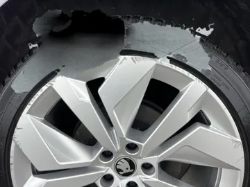 Car image 26