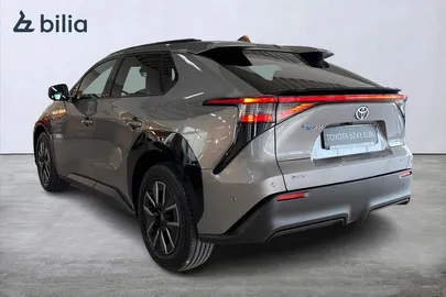 Car image 4