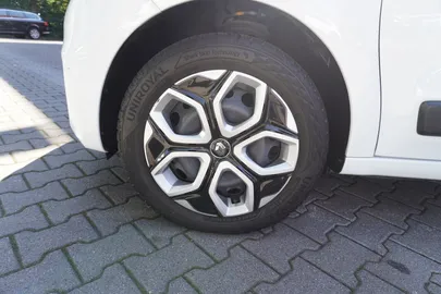 Car image 28