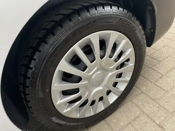 Car image 29