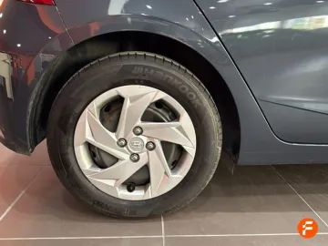 Car image 18