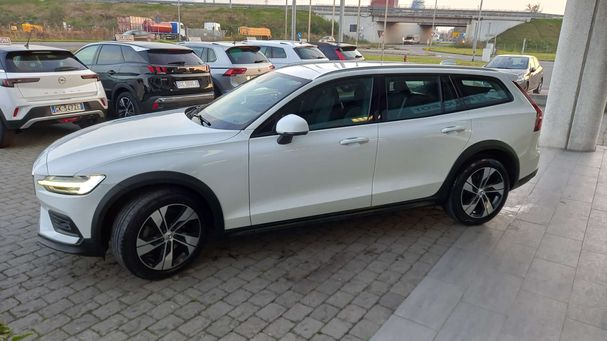 Volvo V60 Cross Country B4 Pro AWD 145 kW image number 1